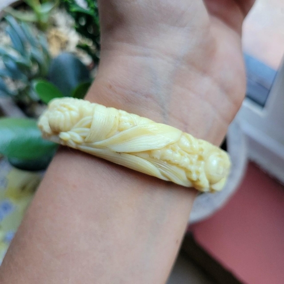 Vintage 1950s Carved Celluloid Rose Flower Bracelet - Picture 7 of 8